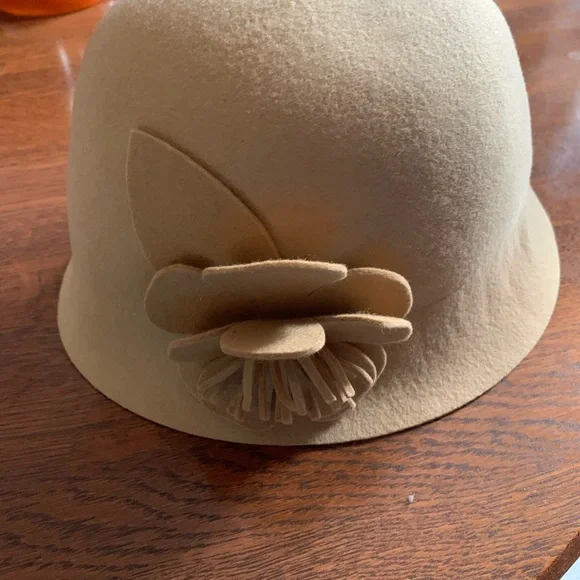 Kate Landry wool bucket hat. - Picture 2 of 4